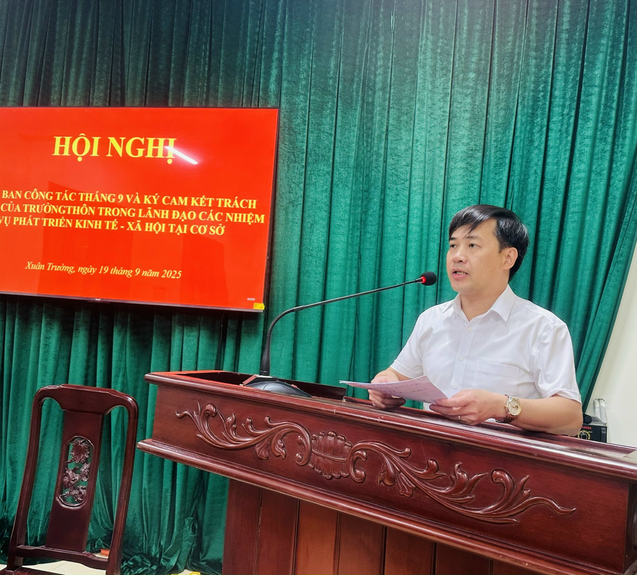 UBND xã Xuân Trường tổ chức hội nghị giao ban công tác tháng 9, ký cam kết trách nhiệm của Trưởng thôn trong lãnh đạo thực hiện các nhiệm vụ phát triển kinh tế - xã hội của cơ sở