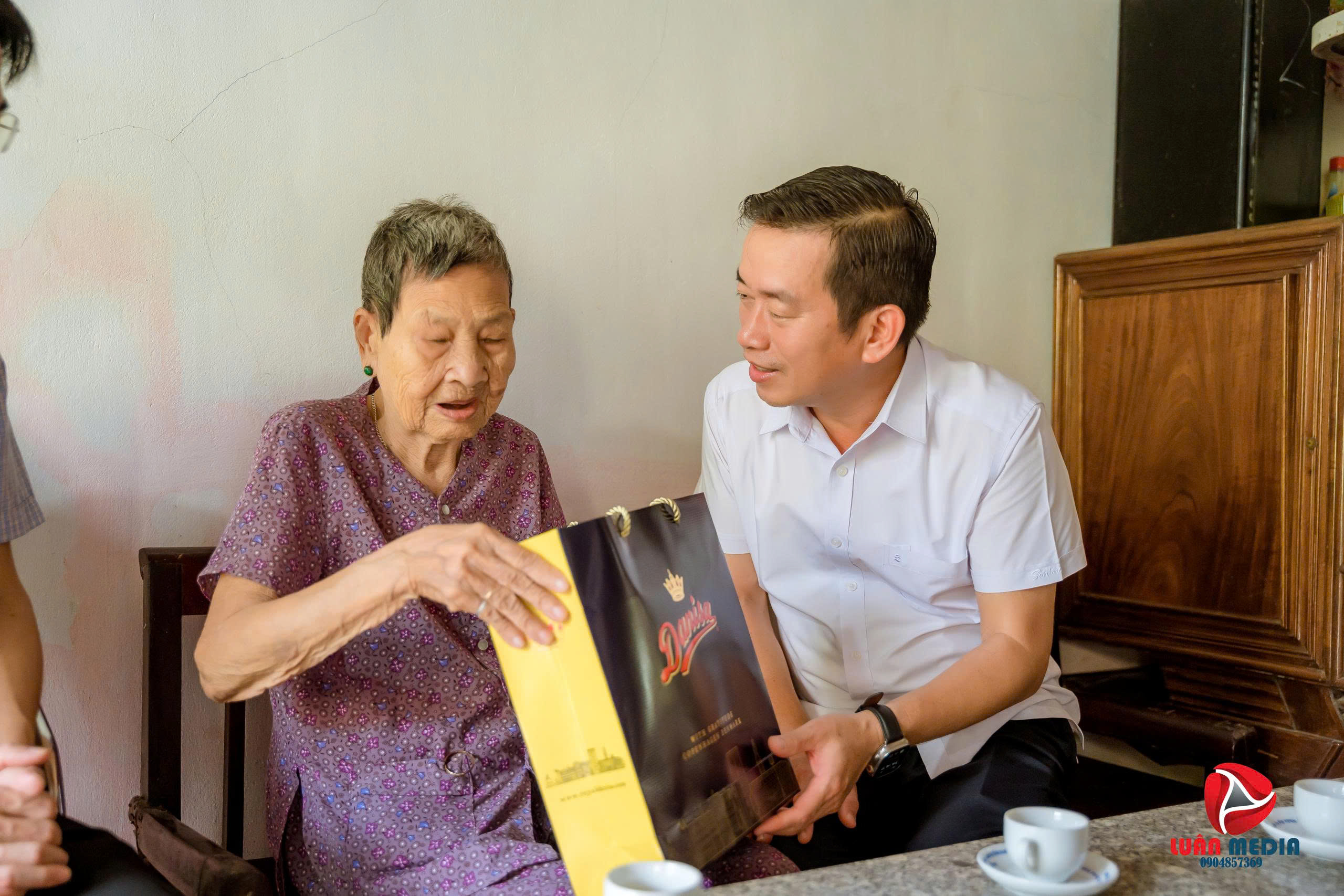 Lãnh đạo xã Xuân Trường thăm, tặng quà các gia đình thương binh, liệt sĩ nhân kỷ niệm 78 năm Ngày Thương binh - Liệt sĩ 27/7/2025