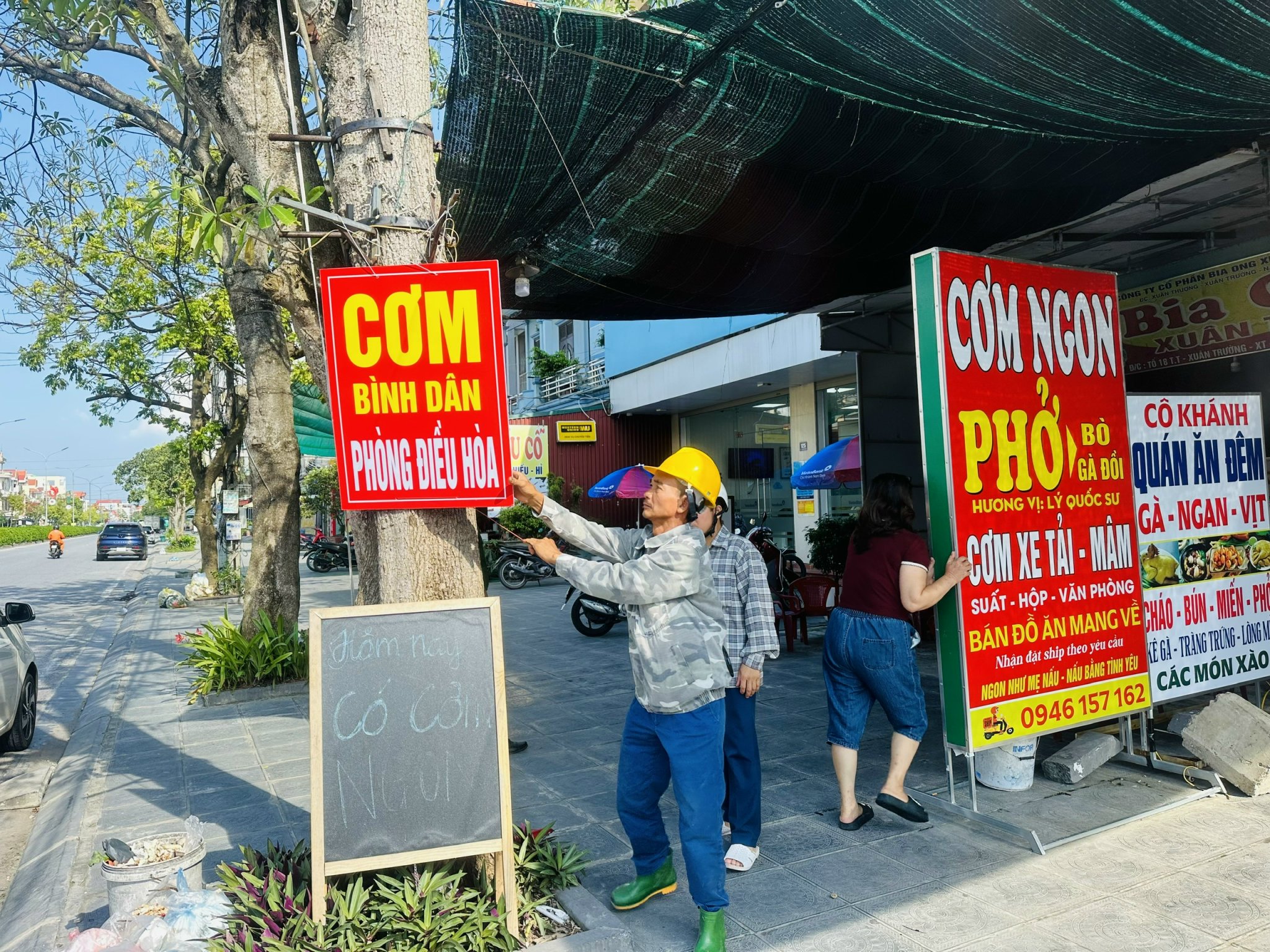 UBND xã Xuân trường tổ chức ra quân giải toả hành lang an toàn giao thông