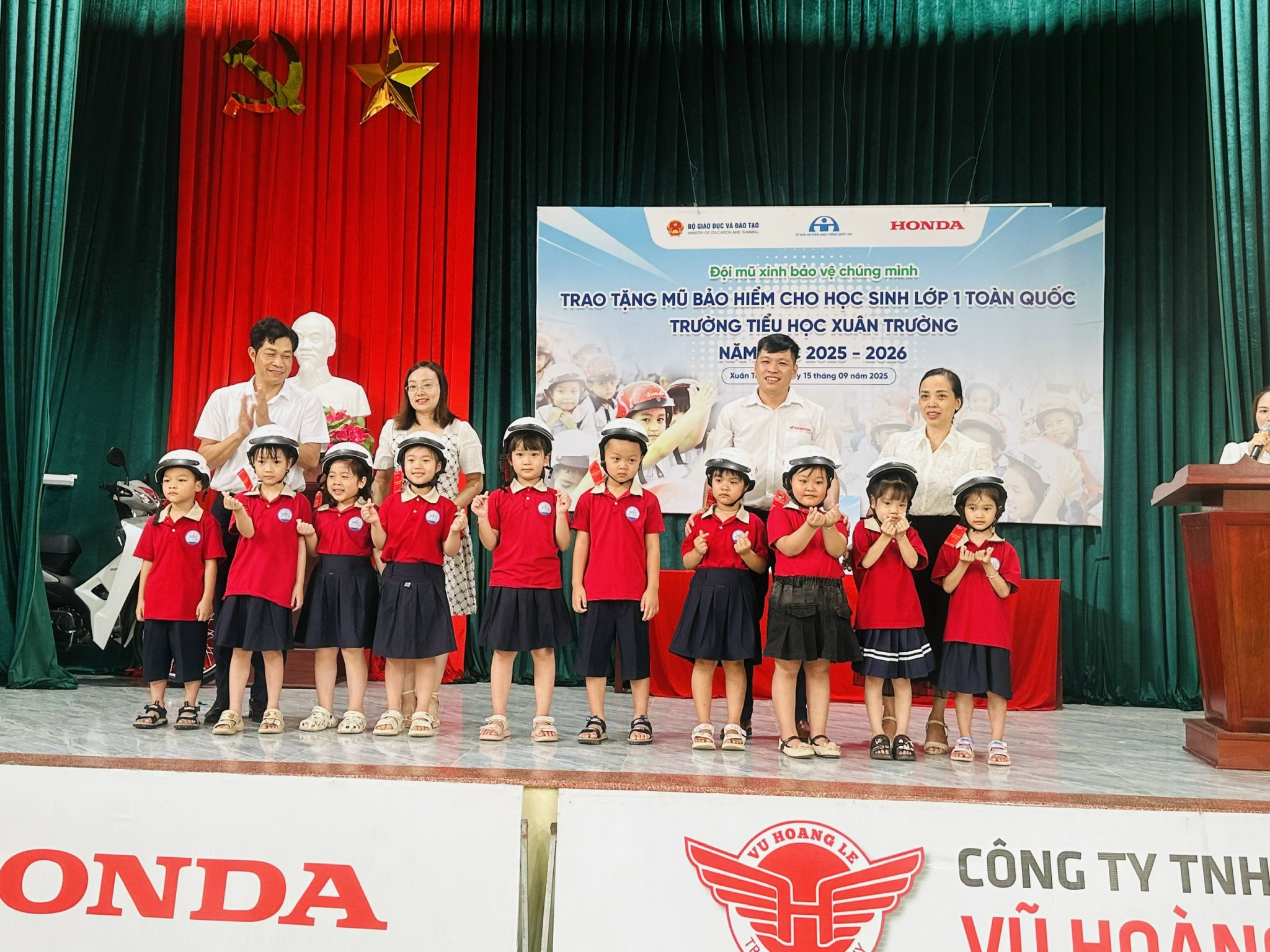 Công ty Hoda Vũ Hoàng Lê tổ chức chương trình trao mũ bảo hiểm cho học sinh lớp 1 trường Tiểu học Xuân Trường