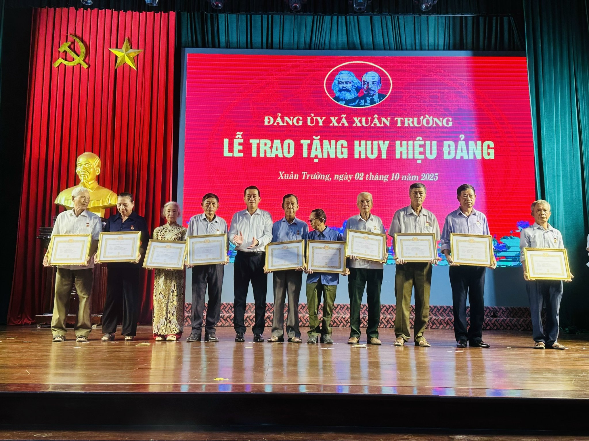 Đảng bộ xã Xuân Trường tổ chức lễ trao tặng huy hiệu Đảng cho Đảng viên đợt 2/9/2025 và tổ chức sơ kết nhiệm vụ chính trị 9 tháng đầu năm, triển khai nhiệm vụ 3 tháng cuối năm 2025