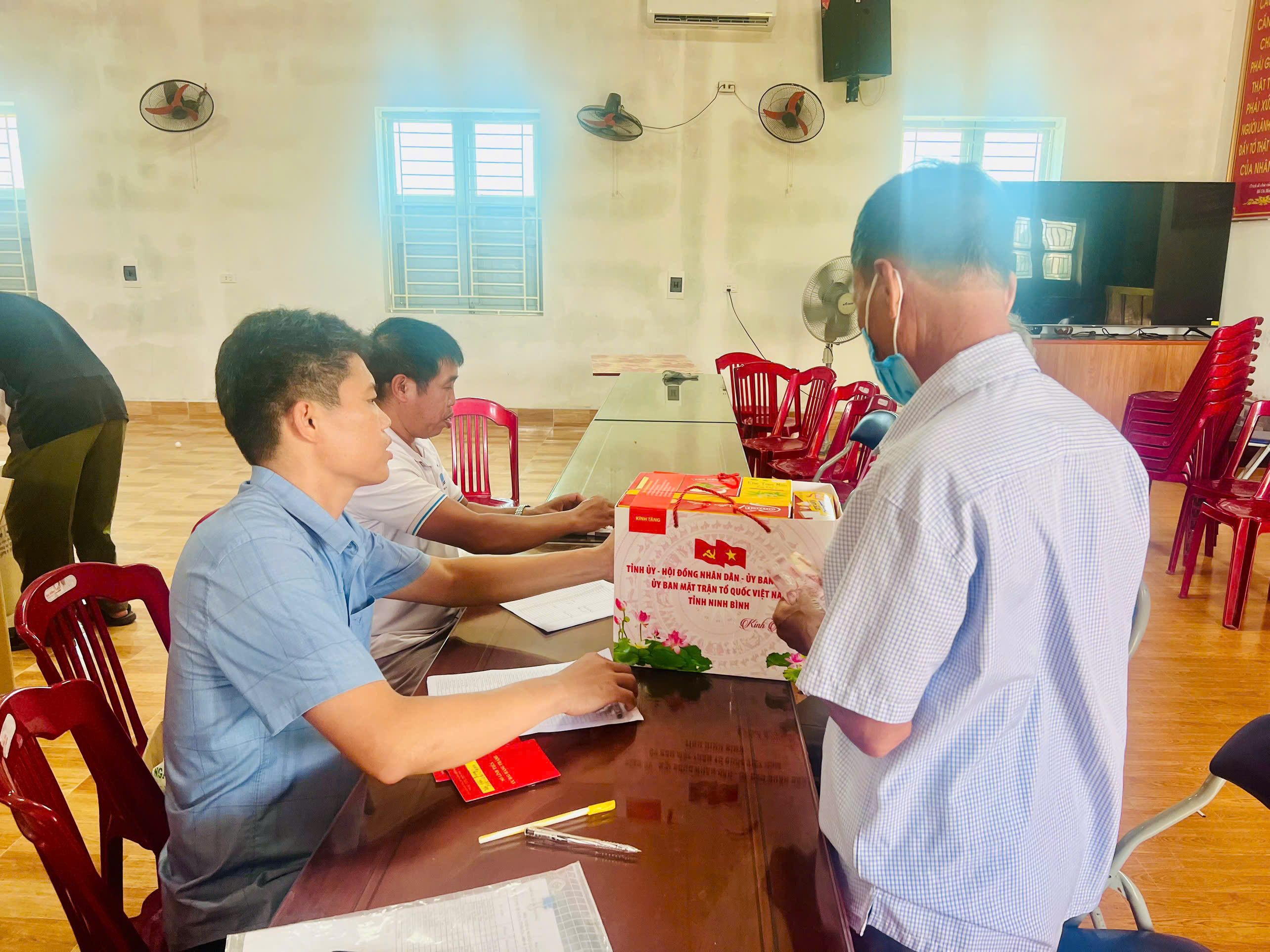 Xã Xuân Trường trao quà cho 1.286 người có công nhân kỷ niệm 78 năm Ngày Thương binh – Liệt sĩ