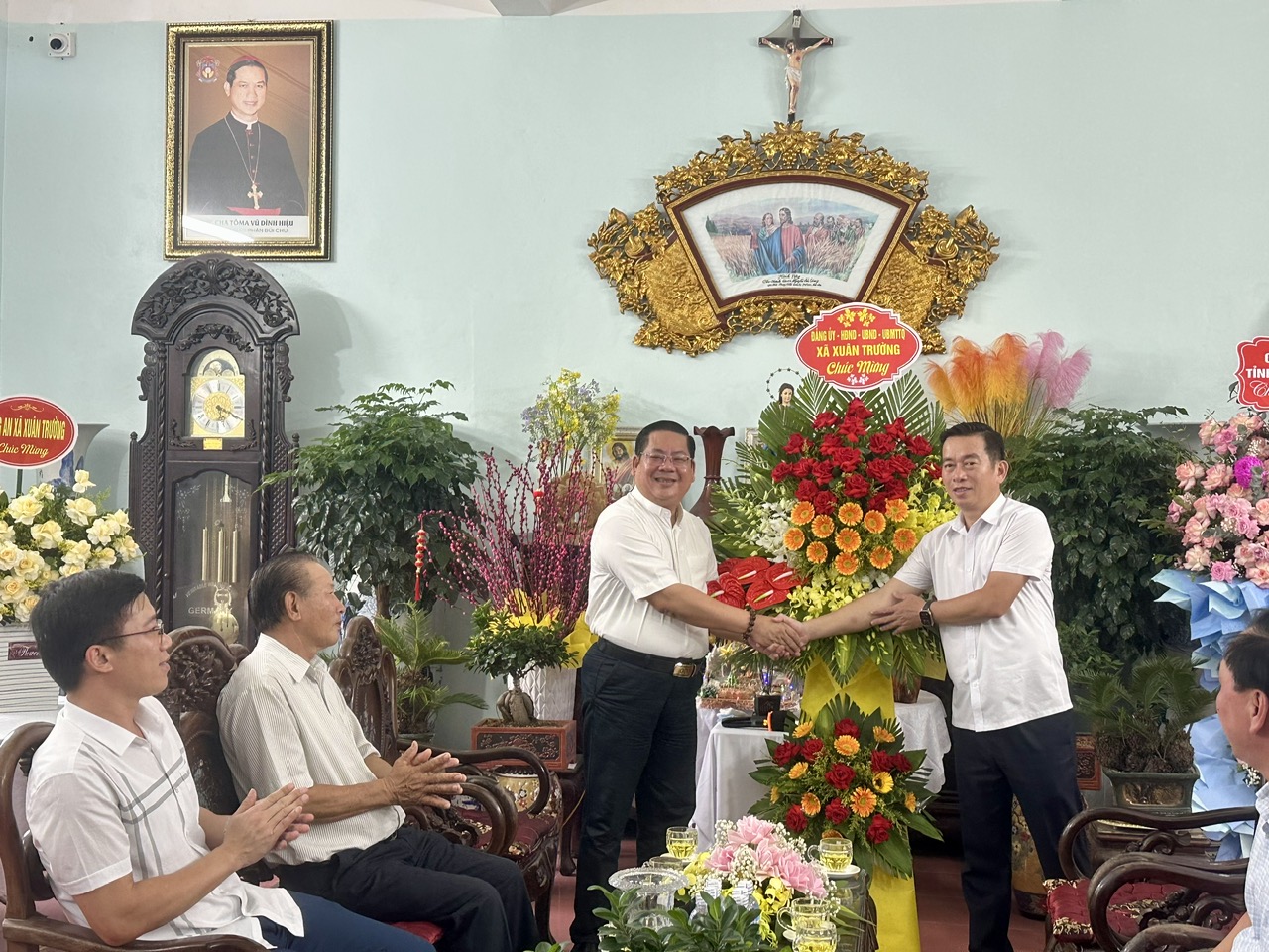 Công an tỉnh và lãnh đạo xã Xuân Trường thăm và chúc mừng  Linh mục Đỗ Văn Thực- Linh mục Chánh xứ Giáo xứ chính tòa Bùi Chu