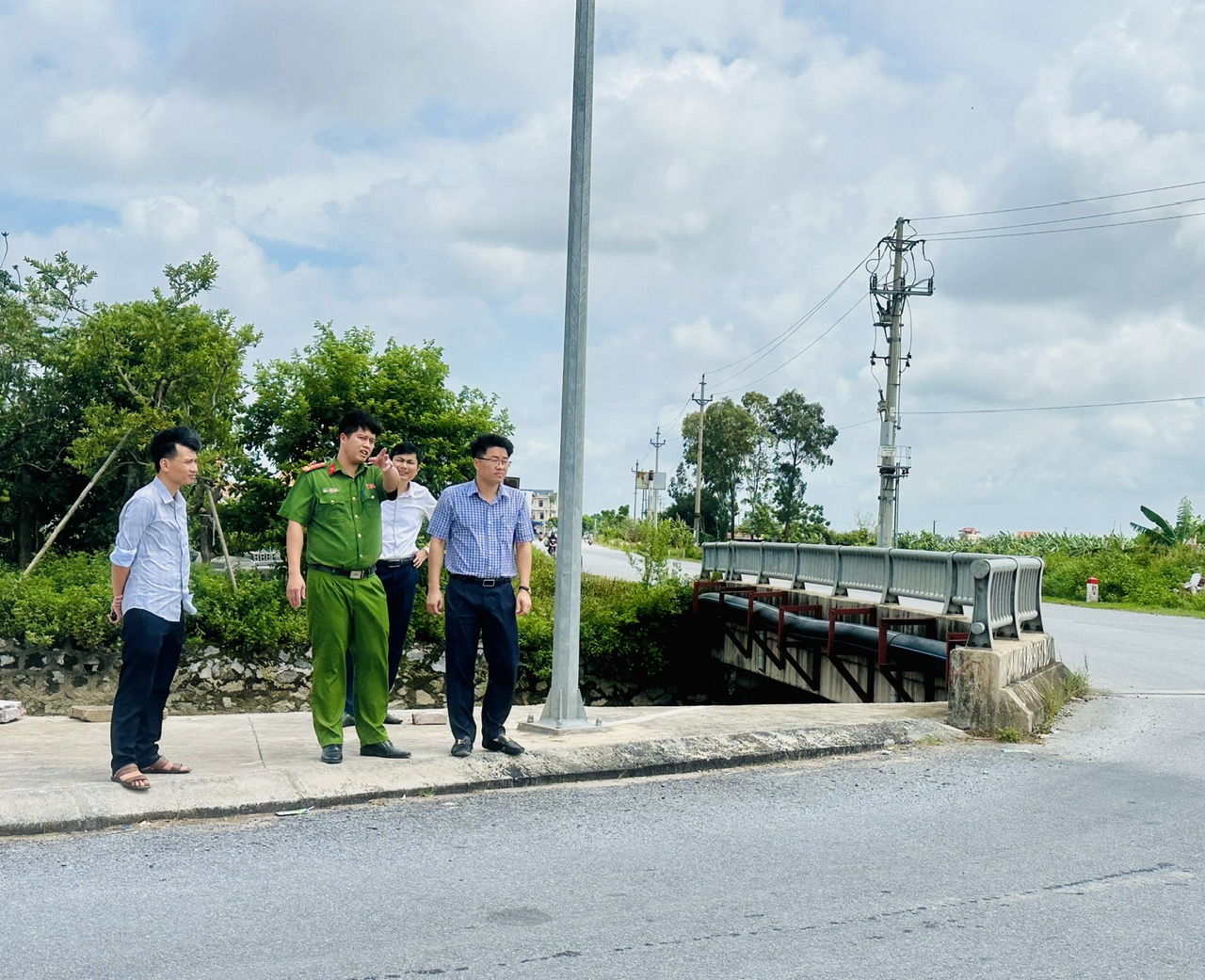 Đồng chí Phạm Ngọc Vinh - Phó Chủ tịch UBND xã đi kiểm tra các điểm tiềm ẩn tai nạn giao thông trên địa bàn xã
