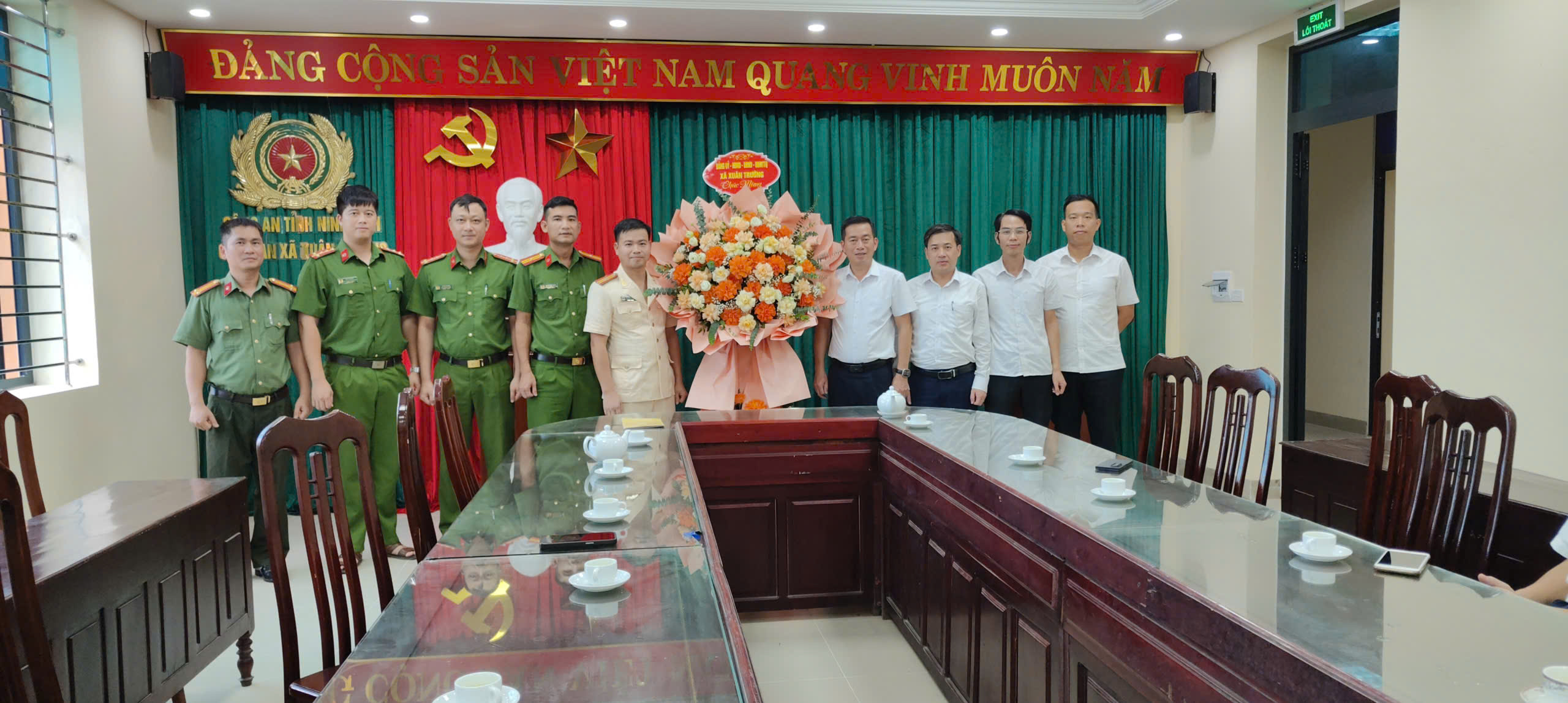 Đảng ủy - HĐND - UBND - UB MTTQ xã chúc mừng Công an xã nhân dịp kỷ niệm 80 năm ngày truyền thống CAND Việt Nam (19/8/1945 - 19/8/2025) và 20 năm Ngày hội Toàn dân bảo vệ An ninh Tổ quốc (19/8/2005 - 19/8/2025)